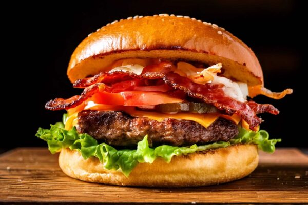 Firefly Prompt- Inquadratura ravvicinata di un hamburger americano completo, con un succoso patty di